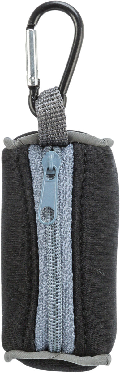 Kompakte schwarze Tasche mit grauem Reißverschluss und Karabinerhaken.