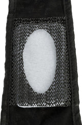 Schwarzes Netzgewebe mit ovalem Ausschnitt, umgeben von schwarzem Material, zeigt weißen Hintergrund im Inneren.