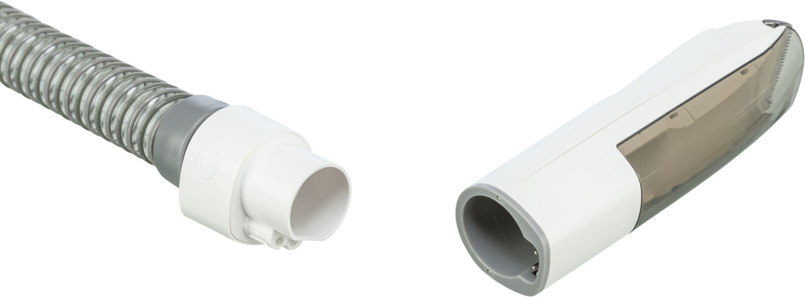 Graues, spiralförmiges Rohr mit weißem Anschlussstück links und weißem, länglichen Gehäuse mit grauer Öffnung rechts.