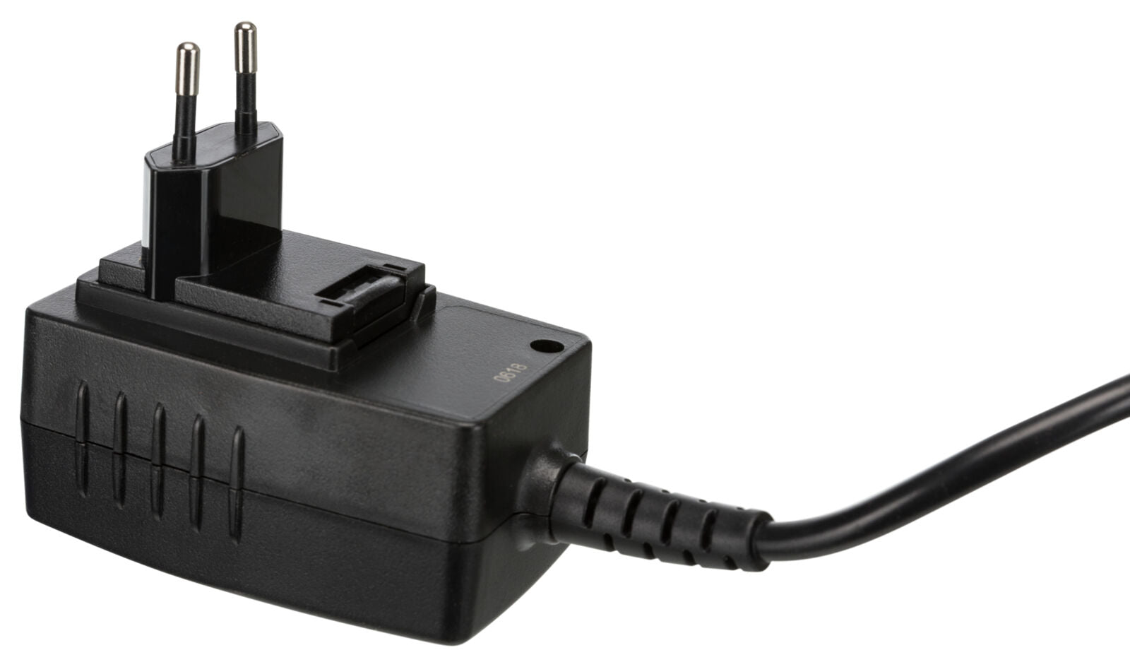 Schwarzes Netzteil mit Kabel und europäischen Steckern, nahe Ansicht, gerilltes Gehäuse und glatte Oberfläche.