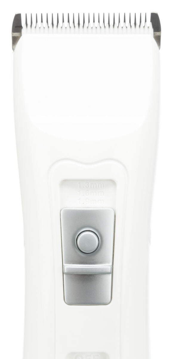 Elektrische Haarschneidemaschine in Weiß mit silbernem Schalter und sichtbaren Klingen, Maße 1.3mm, 1.6mm, 1.9mm.