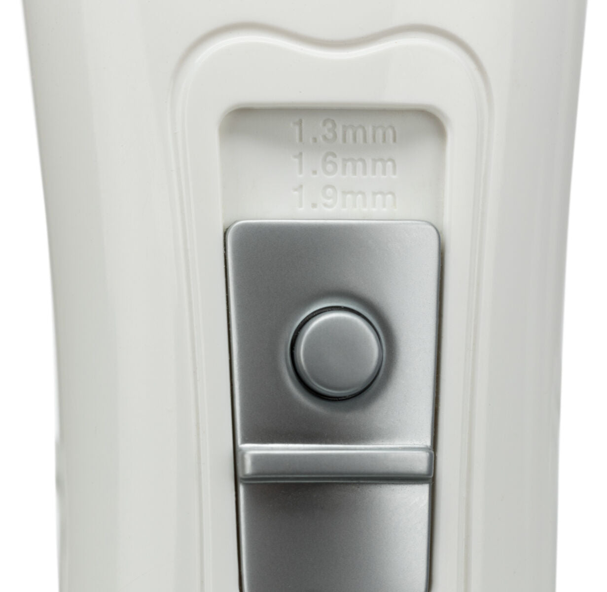 Nahaufnahme eines weißen Geräts mit einer silbernen Taste und Markierungen von 1,3 mm, 1,6 mm und 1,9 mm.