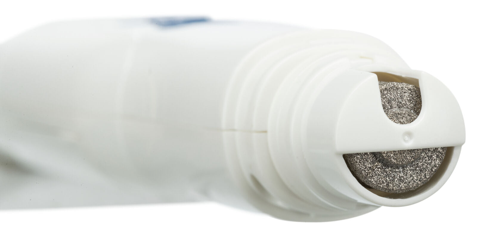Nahaufnahme eines weißen, zylindrischen Geräts mit einer rauen, metallisch erscheinenden Walze am Ende.