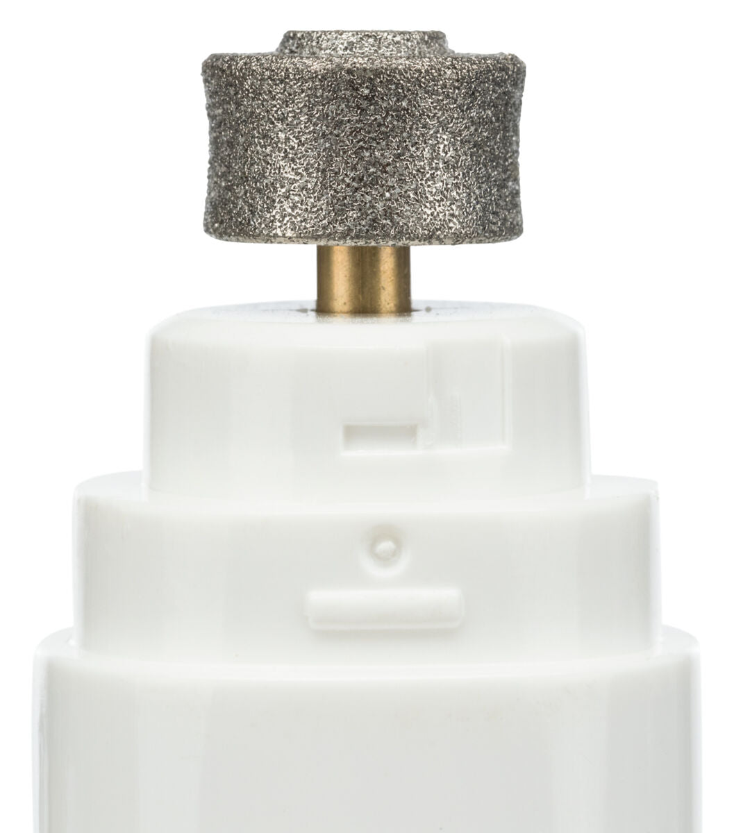 Weißes Kunststoffgehäuse mit zylindrischer, metallischer Spitze obenauf.