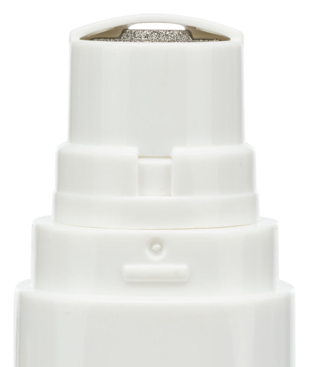 Weiße Kunststoffflasche mit Pumpspender und metallischem Gitter im oberen Bereich in Nahaufnahme.