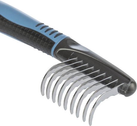 Schwarz-blauer Griffkamm mit silbernen Metallzinken, geeignet für das Entfernen von Unterwolle.