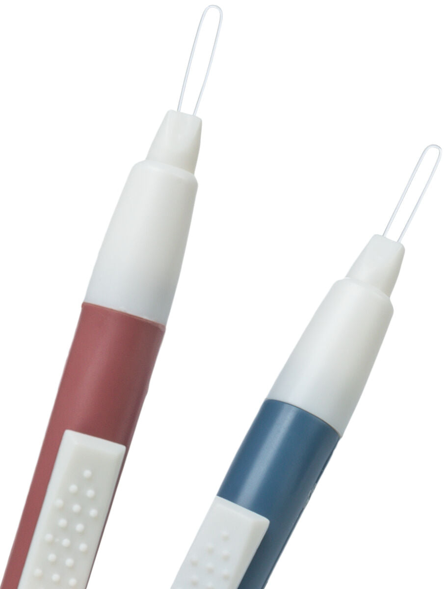 Zwei Kunststoffstifte mit weißer Spitze und Öse, einer mit rotem, der andere mit blauem Griffstück.