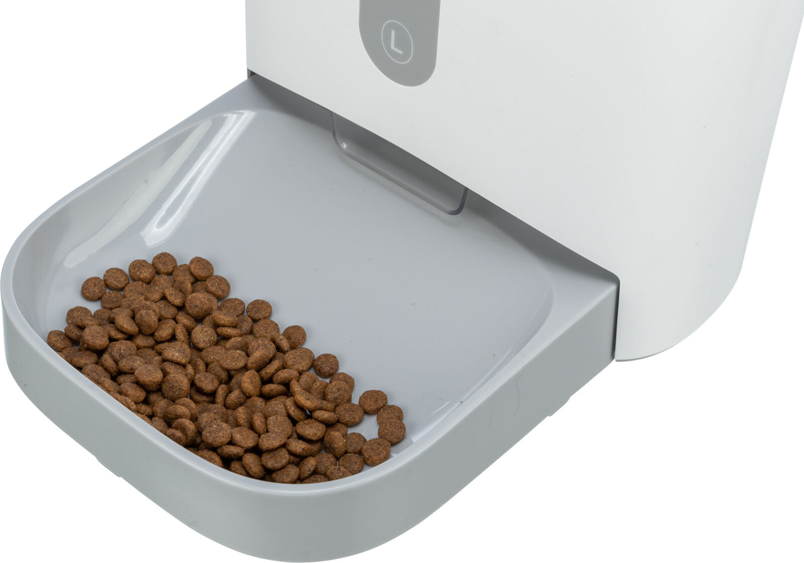 Grau-weißer Futterautomat mit braunen Kroketten auf einem herausziehbaren Fach.