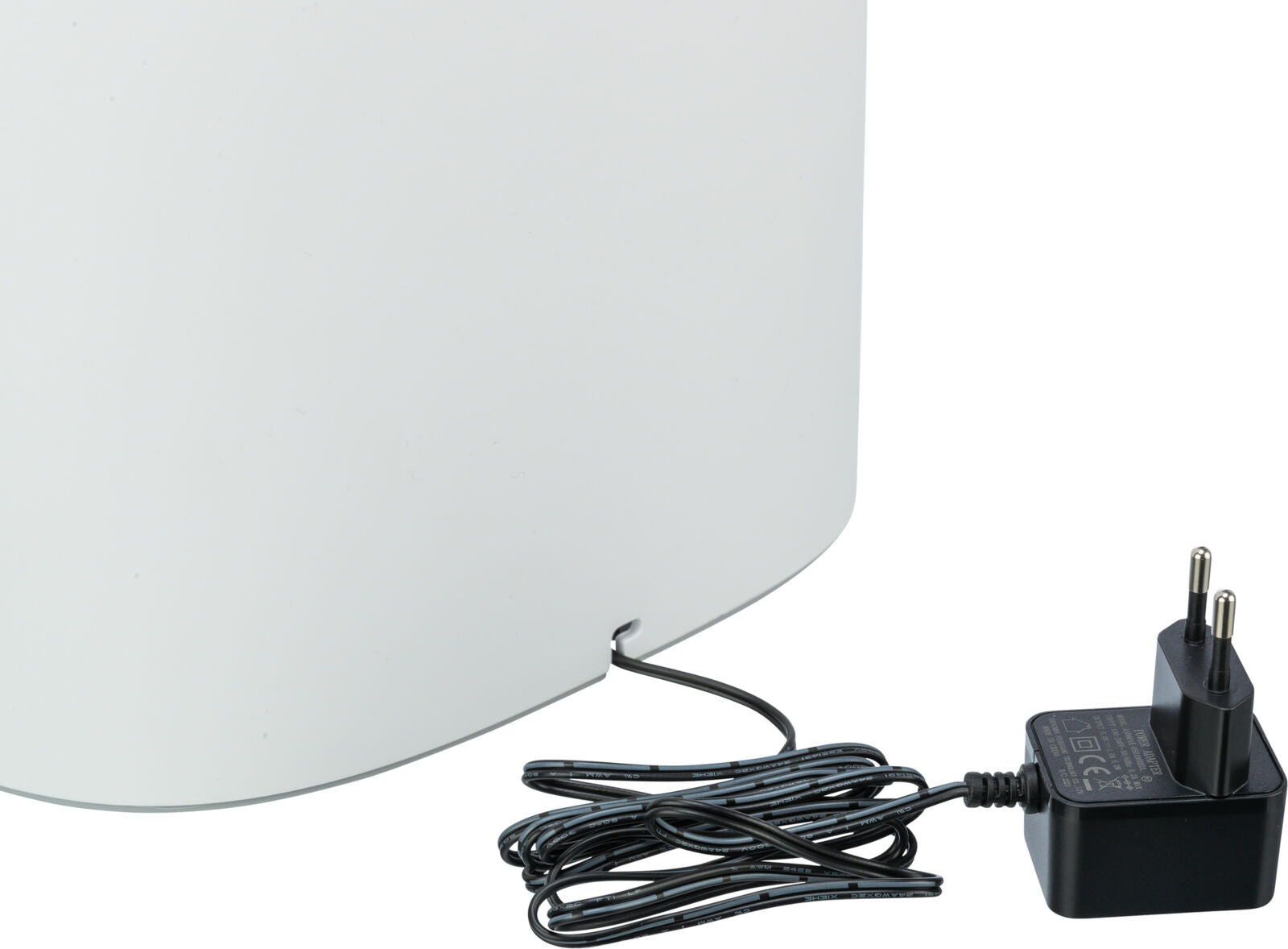 Weißes Gerät mit abgerundeten Kanten und angeschlossenem schwarzem Netzkabel samt Stecker.