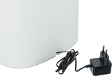 Weißes Gerät mit abgerundeter Kante und schwarzem Netzkabel, das zu einem schwarzen Netzstecker führt.