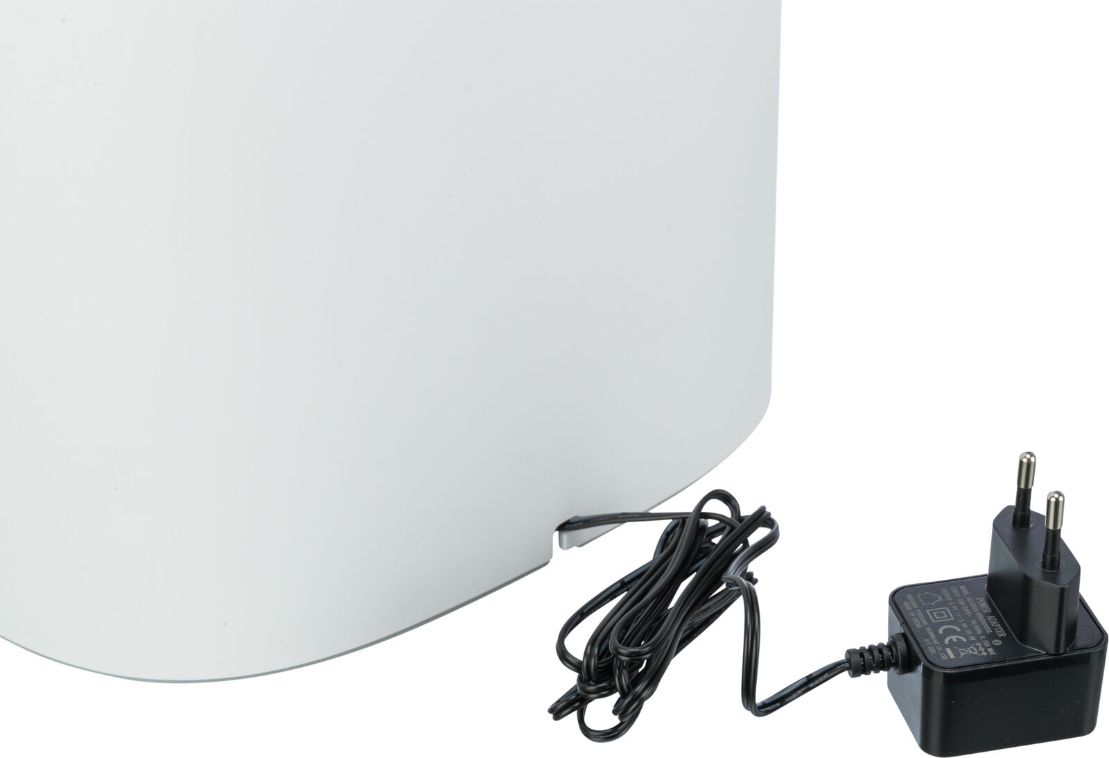 Weißes Gerät mit abgerundeter Kante und schwarzem Netzkabel, das zu einem schwarzen Netzstecker führt.