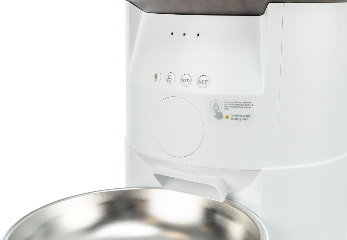 Weißer automatischer Futterspender mit silberner Schale und Tasten für Mikrofon, Füttern und Einstellen.