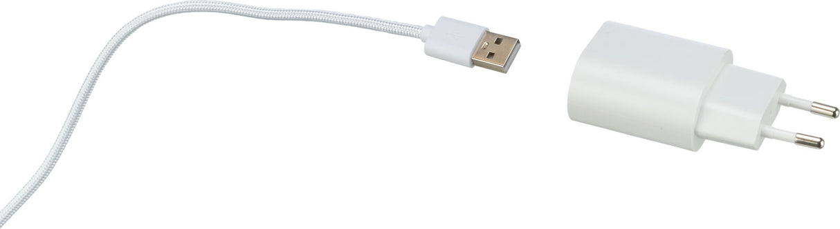 Weißes USB-Kabel mit Stecker neben weißem Netzteil mit zwei runden Metallstiften.