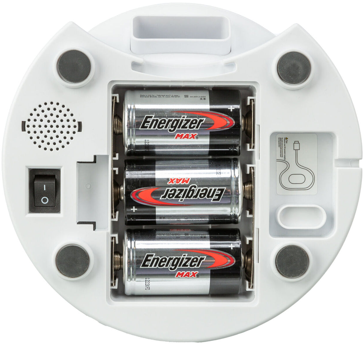 Rückseite eines weißen Geräts mit drei eingelegten AA-Batterien, Schalter und Lüftungsschlitzen, erkennbar.