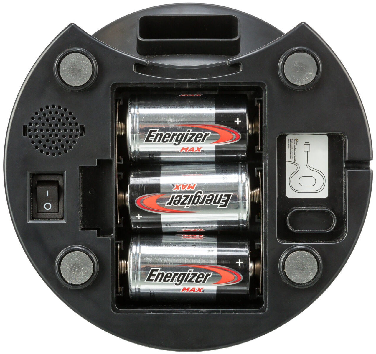 Schwarzes Gerät mit drei sichtbaren Energizer-Batterien, einem Schalter und einer kleinen Lautsprecheröffnung.