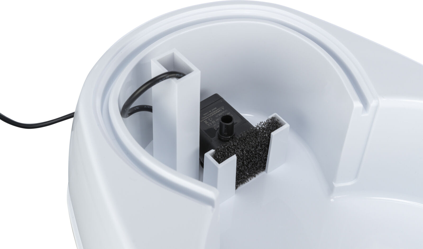 Weiße Plastikschale mit integriertem schwarzen Pumpensystem und Filterschwamm, Kabel an der Seite sichtbar.