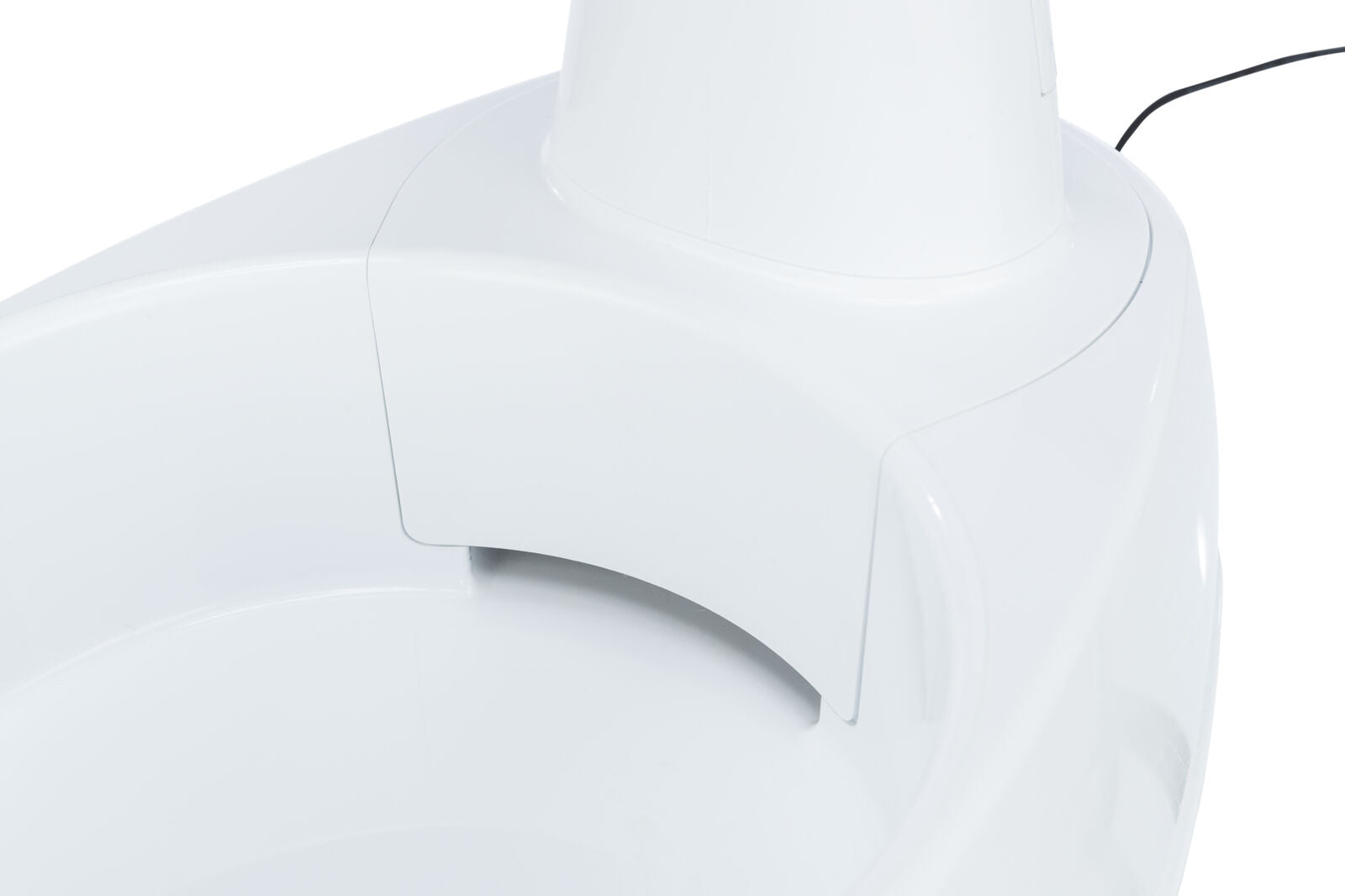 Weiße, moderne Plastikstruktur mit rundlicher Form und glatter Oberfläche, teilweise mit Schatteneffekt.