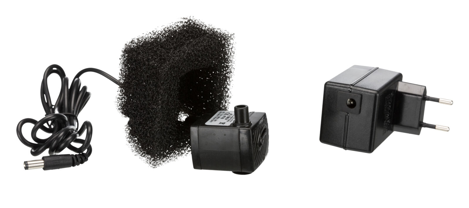 Schwarze Wasserpumpe mit Netzteil und Netzkabel, daneben ein schwarzer Netzadapter mit zwei runden Steckern.