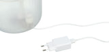 Ein weißes USB-Ladegerät mit angeschlossenem Kabel, das in ein halbtransparentes, zylindrisches Gefäß führt.