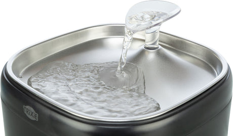 Wasserspender aus Metall mit fließendem Wasser und Trixie-Logo, Sicht auf die Oberseite und den Wasserfluss.