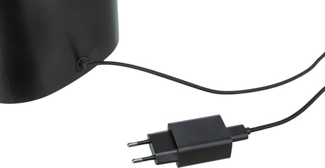 Schwarzes elektrisches Gerät mit einem Stromkabel, das in einen schwarzen Netzstecker mündet.