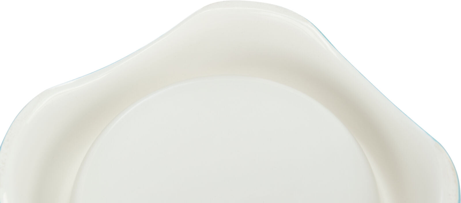 Weiße, flache, dreieckige Schale mit abgerundeten Ecken und glatter Oberfläche, teilweise sichtbar.