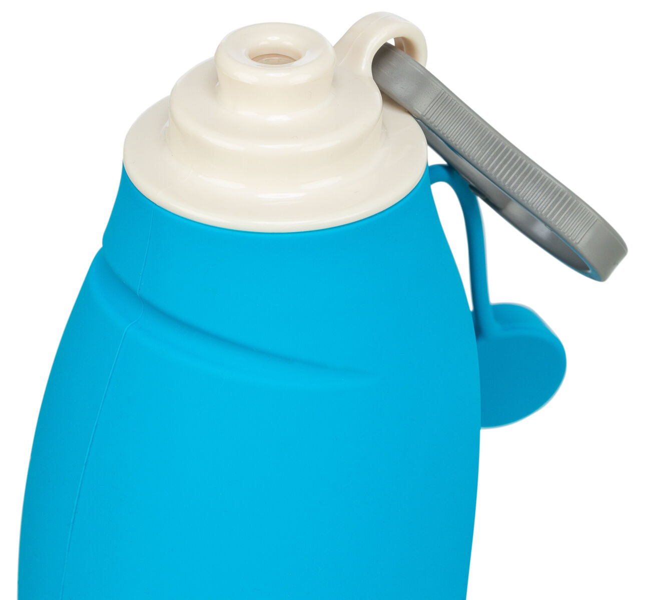 Blaue Wasserflasche mit weißem Deckel und grauem Tragegriff aus Kunststoff, aus der Nahaufnahme fotografiert.