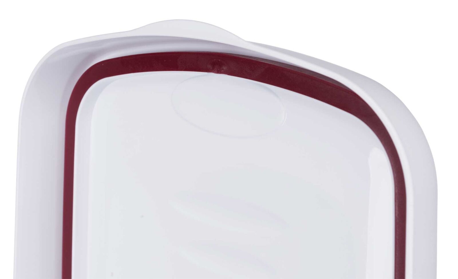 Weißer Behälter mit abgerundetem Rand und rotem Innenrand, leicht schräg fotografiert.
