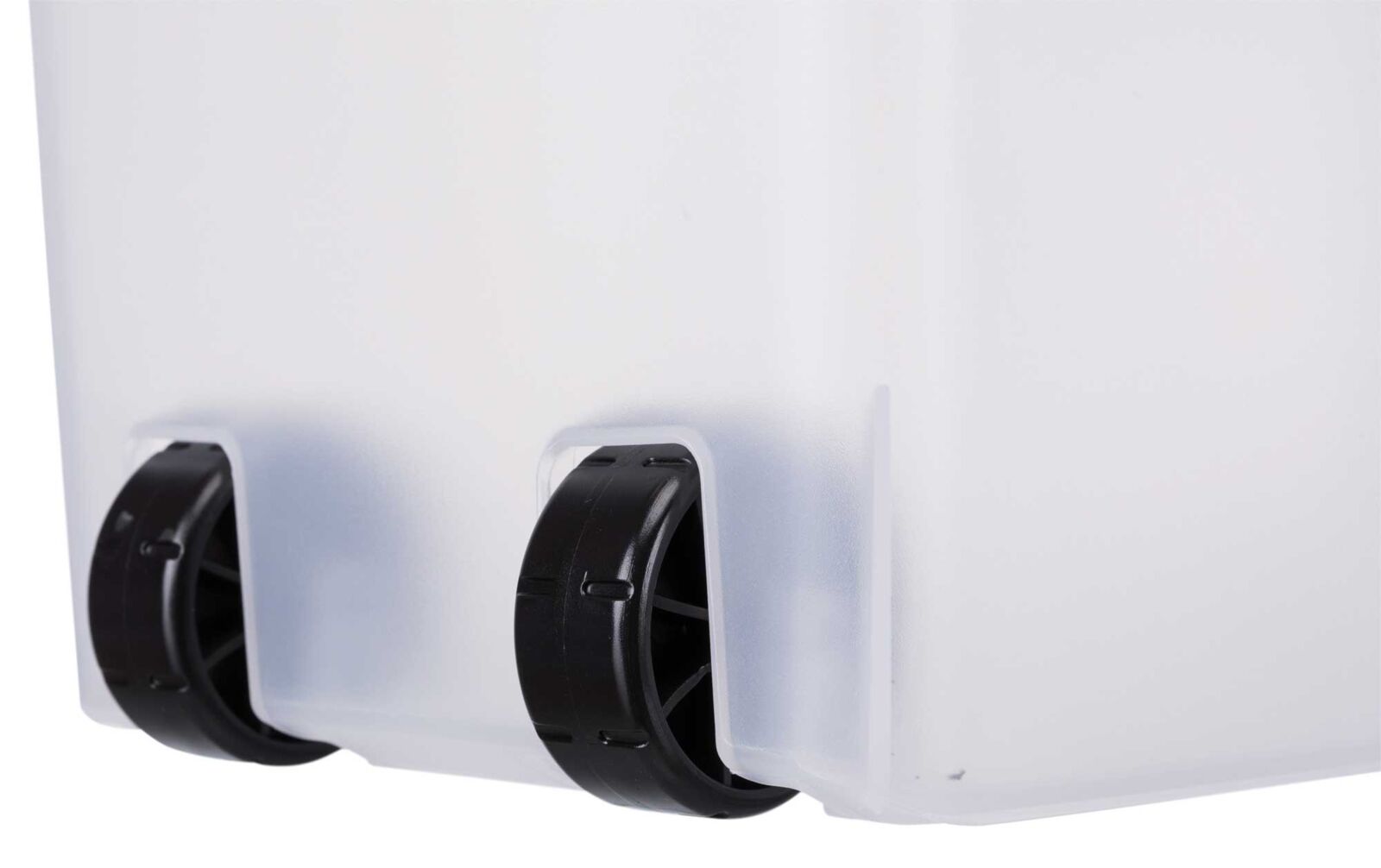 Transparente Kunststoffbox mit zwei schwarzen Rädern an der Unterseite, seitliche Ansicht.
