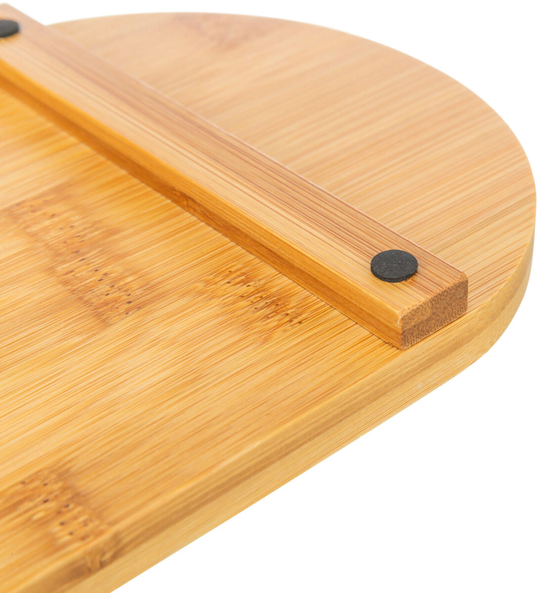 Rundes hölzernes Schneidebrett aus Bambus mit einer Querstange auf der Oberfläche befestigt.