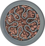 Grauer Napf mit labyrinthischen Erhebungen, gefüllt mit bräunlichem zerkleinerten Futter.