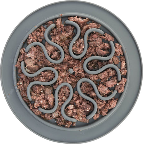 Grauer Napf mit labyrinthischen Erhebungen, gefüllt mit bräunlichem zerkleinerten Futter.