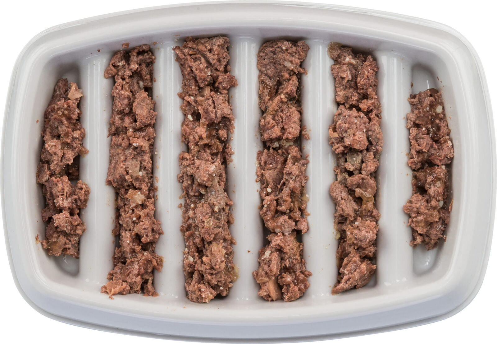 Weiße, rechteckige Schale mit fünf länglichen Vertiefungen, gefüllt mit bräunlichem Hackfleisch ähnlichem Inhalt.