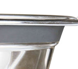 Silberne Metalloberfläche mit einer schwarzen, abgerundeten Kante am Rand.