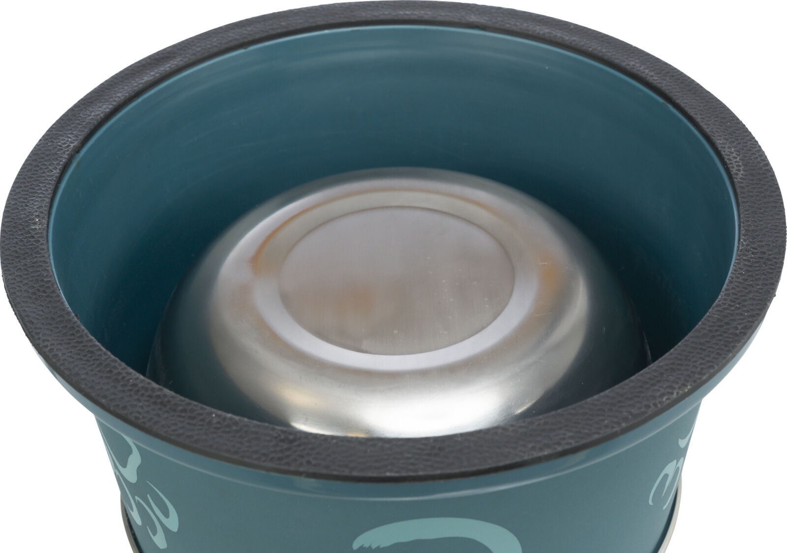 Blauer Napf mit schwarzem Rand und silberner Edelstahlschüssel innen.