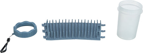 Drei graue Kunststoffteile, darunter ein Becher, eine Bürstenscheibe und ein kreisförmiger Griff mit Schlaufe.