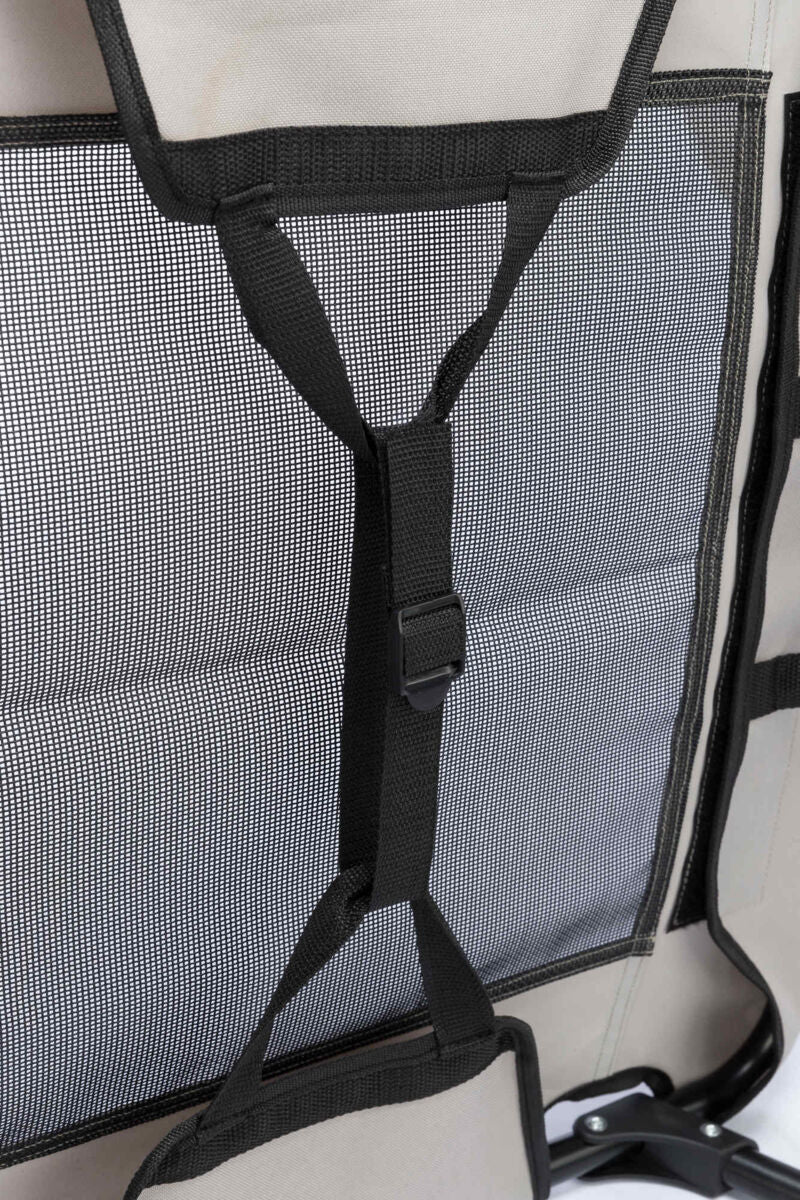 Schwarz-graues Netzgewebe mit Riemen und Schnallen, befestigt an einem Rahmen, könnte Teil einer Tasche oder Abdeckung sein.