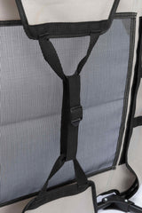 Schwarz-graues Netzgewebe mit Riemen und Schnallen, befestigt an einem Rahmen, könnte Teil einer Tasche oder Abdeckung sein.