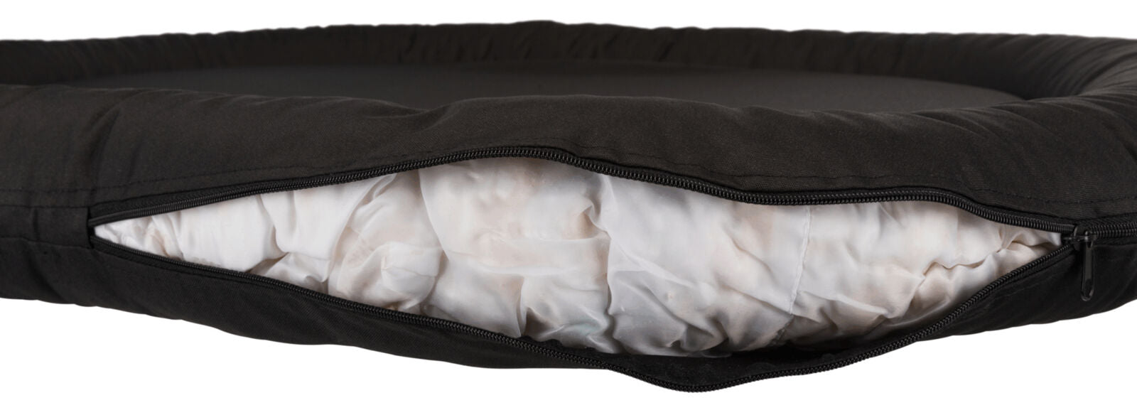Schwarzes Kissen mit Reißverschluss, das weiße gepolsterte Füllung zeigt, aufgenommen in einer Nahaufnahme.