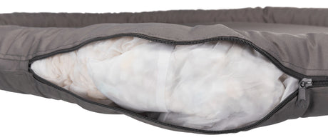 Graues Kissen mit einem offenen Reißverschluss, der den weißen Innenstoff sichtbar macht.