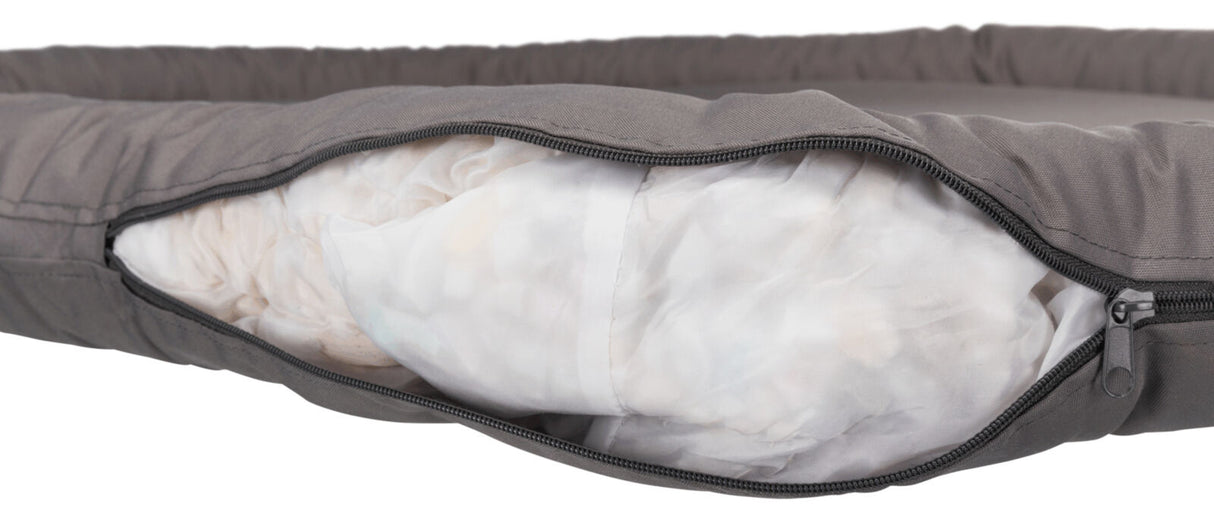 Graues Kissen mit einem offenen Reißverschluss, der den weißen Innenstoff sichtbar macht.