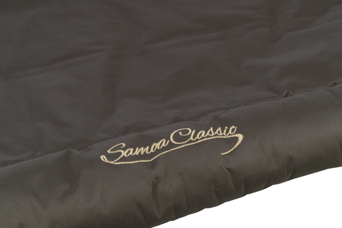 Dunkelbrauner Stoff mit goldener Stickerei "Samoa Classic" in geschwungener Schrift.