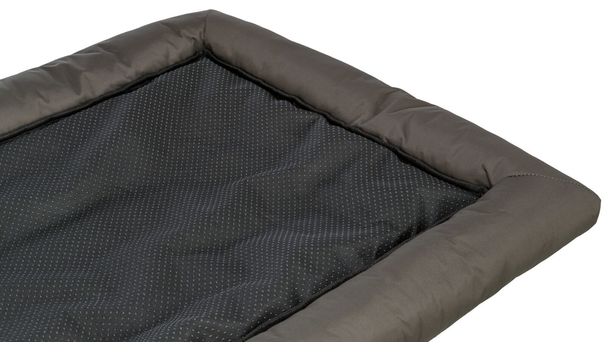 Gepolsterte, schwarze Matte mit feiner Punktstruktur, umrandet von grauem, dickem Saum, perspektivisch dargestellt.