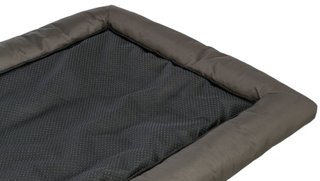 Gepolsterte, schwarze Matte mit feiner Punktstruktur, umrandet von grauem, dickem Saum, perspektivisch dargestellt.
