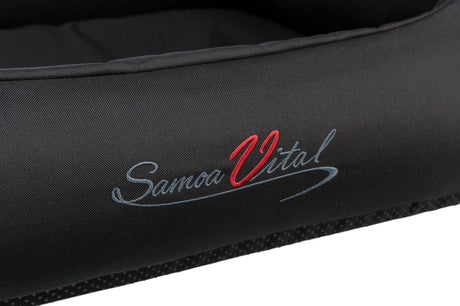 Schwarzes Material mit aufgesticktem Schriftzug "Samoa Vital" in roter und grauer Schrift.