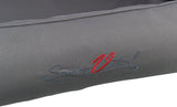 Graues Textil mit aufgestickter Schrift in Rot und Blau, teilweise lesbar als "Samoa Vital".