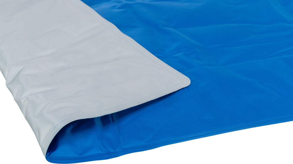 Zwei matterte Oberflächen in Blau und Weiß, die teilweise übereinanderliegen und glatte Textur zeigen.