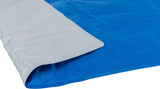 Zwei matterte Oberflächen in Blau und Weiß, die teilweise übereinanderliegen und glatte Textur zeigen.
