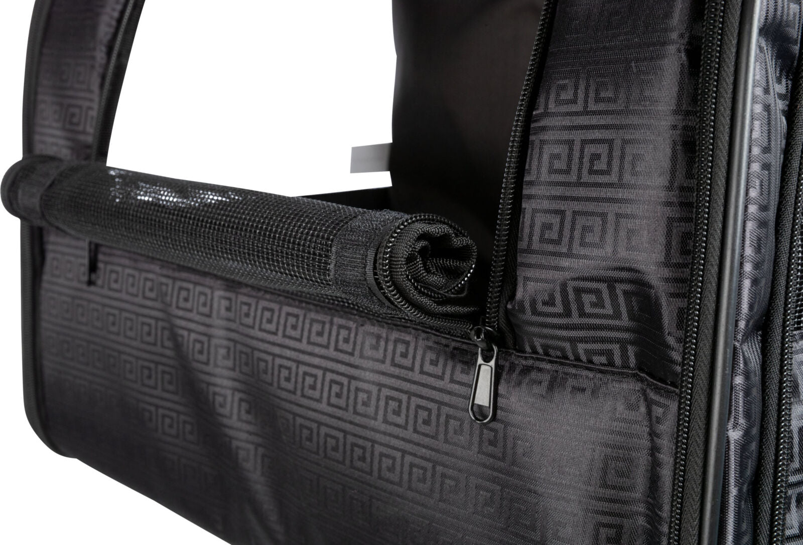 Schwarzes, gemustertes Material mit Rollverschluss, Reißverschluss und strukturierter Oberfläche.