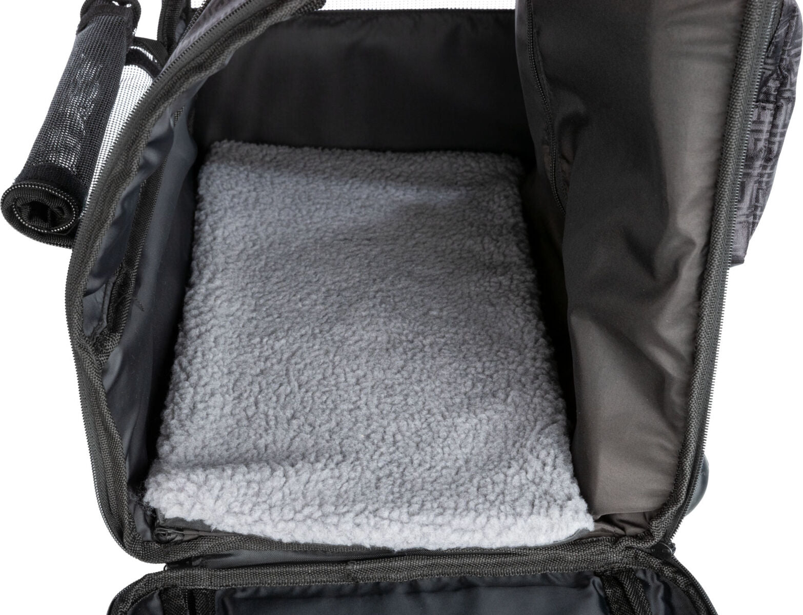 Geöffnete, schwarze Tragetasche mit weichem, grauem Futter im Inneren und Reißverschlüssen an den Seiten.